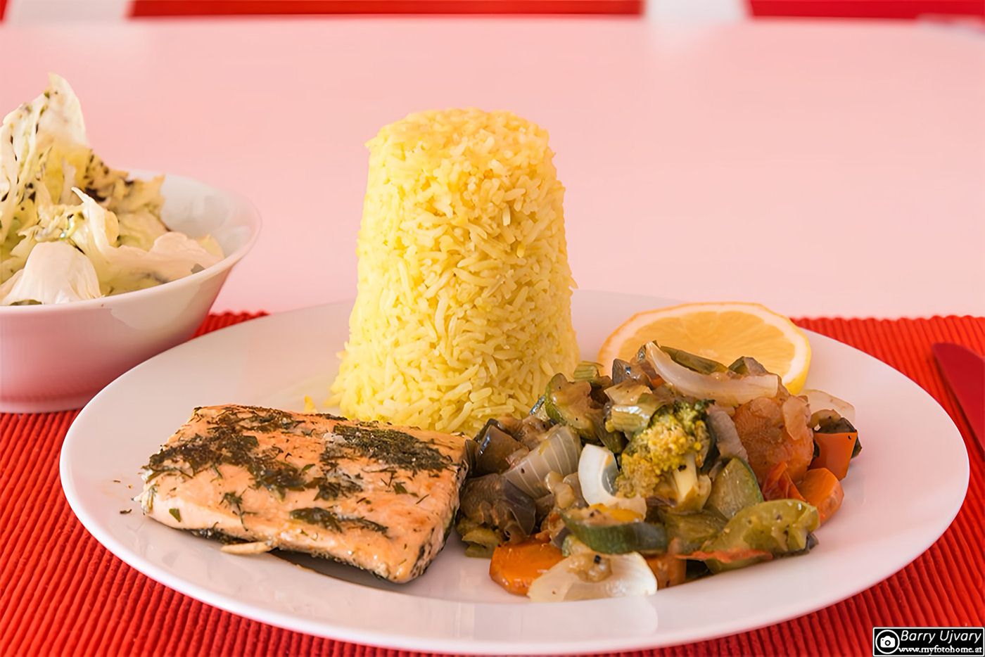 Wildlachs mit Gemüse und Curryreistürmchen