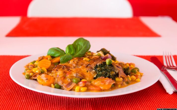 Gemüseauflauf mit Spiralen und Käse überbacken