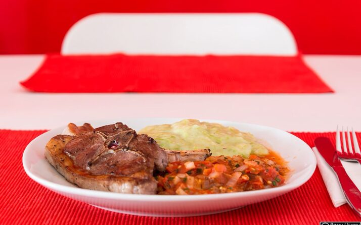 Lammkoteletts mit gedünsteten Paradeisern