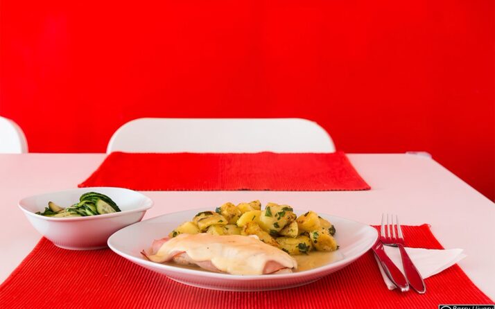 Putenschnitzel mit Käse und Schinken überbacken und Petersilienerdäpfel