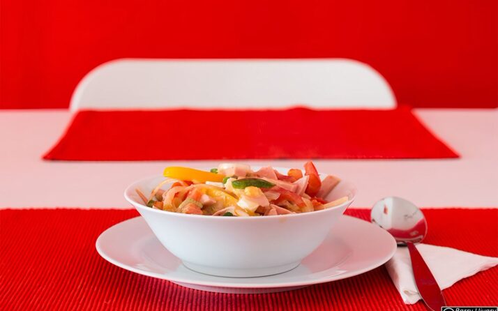 Wurstsalat mit Paprika und Ei