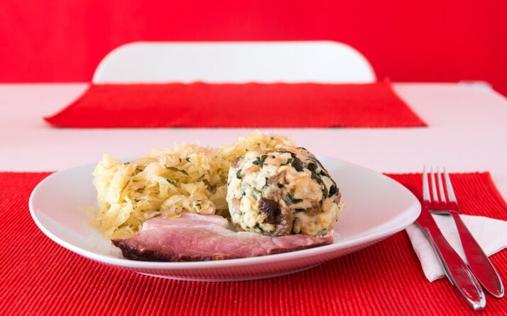 Geselchtes mit Sauerkraut und Knödel