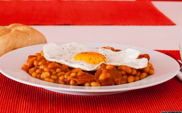 Baked Beans mit Salami und Spiegelei
