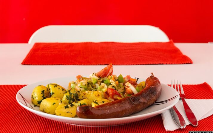 Käsekrainer mit Gemüse und Petersilienerdäpfel