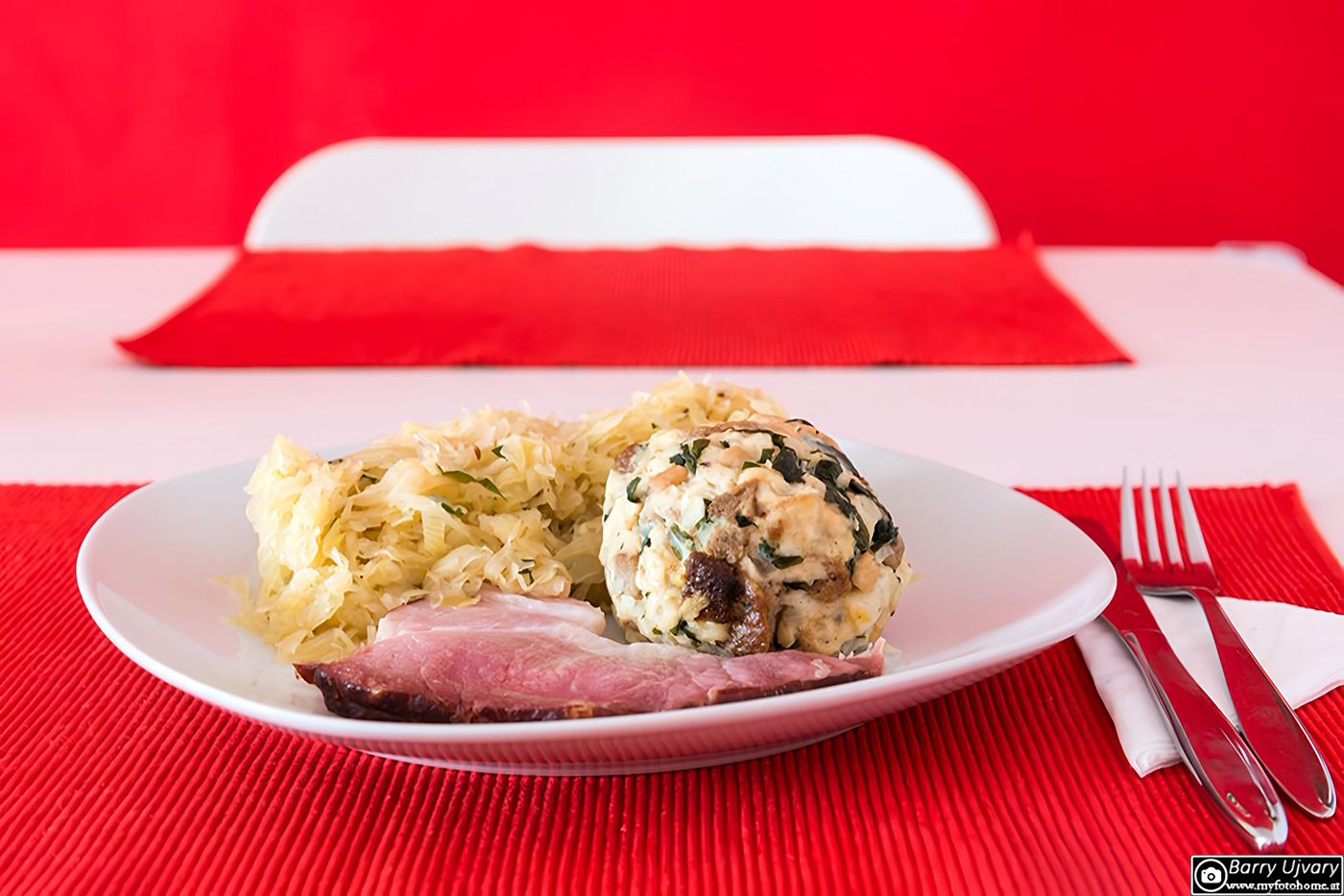 Geselchtes mit Sauerkraut und Knödel