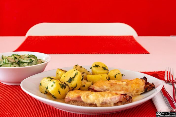 Naturschnitzel mit Käse und Schinken überbacken Naturschnitzel mit Käse und Schinken überbacken