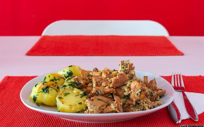 Geröstete Eierschwammerl mit Petersilienerdäpfel