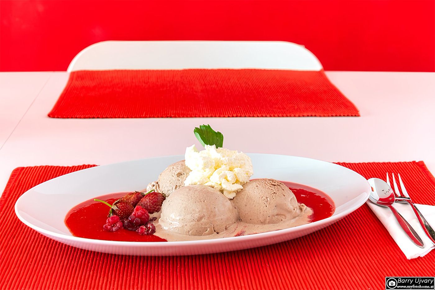 Schokoeis auf Erdbeerspiegel