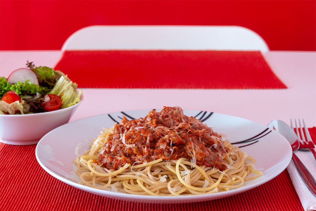 Spaghetti mit Thunfisch und Paradeiser Gemüse