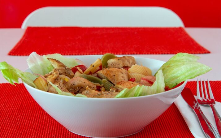 Frischer Hühnchen-Gemüse-Salat mit Obst