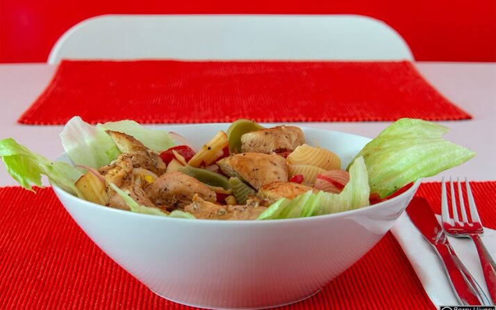 Frischer Hühnchen-Gemüse-Salat mit Obst