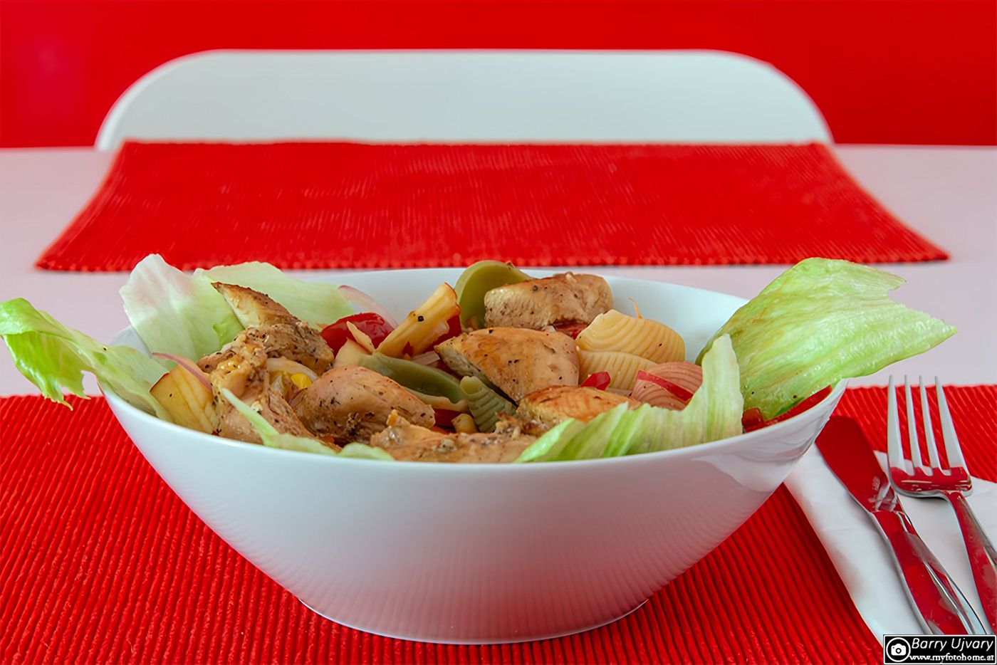 Frischer Hühnchen-Gemüse-Salat mit Obst