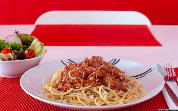 Spaghetti mit Thunfisch und Paradeiser Gemüse